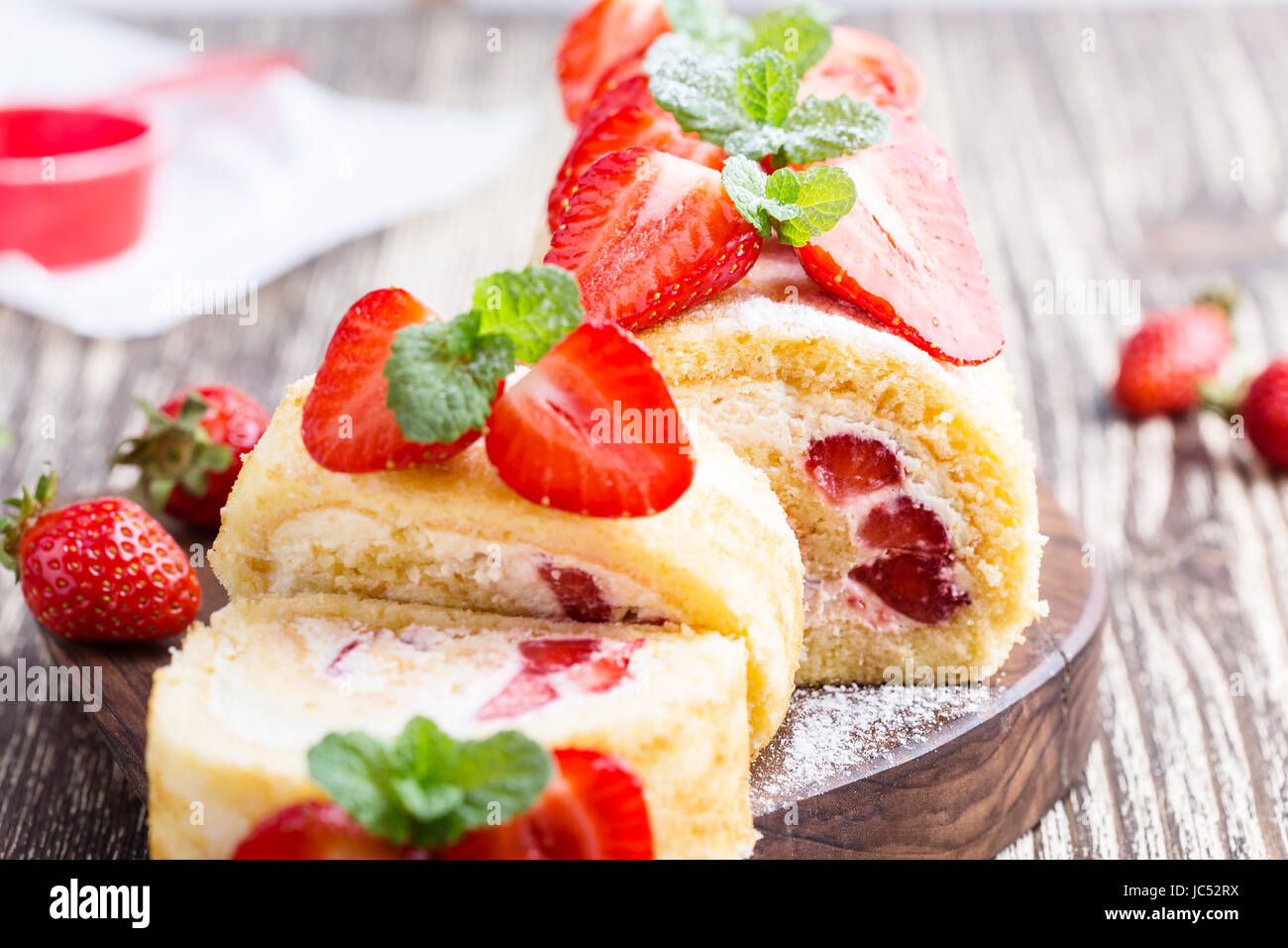 Gateau Roule Aux Fraises Fait Maison Avec Du Fromage A La Creme Creme Fouettee Ete Parfait Dessert Servi Sur Planche De Bois Rustique Photo Stock Alamy