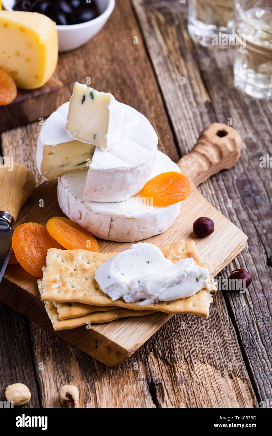 Du fromage et du vin de table, parti de parfait apéritif sur planche de bois rustique Banque D'Images