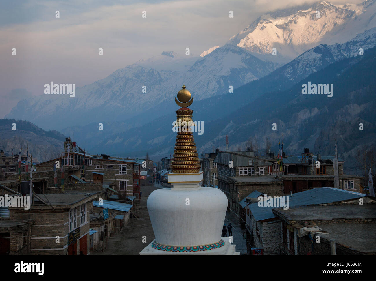 Coucher du soleil sur l'Annapurna Manang avec 2 village de l'avant-plan, le Népal. Banque D'Images