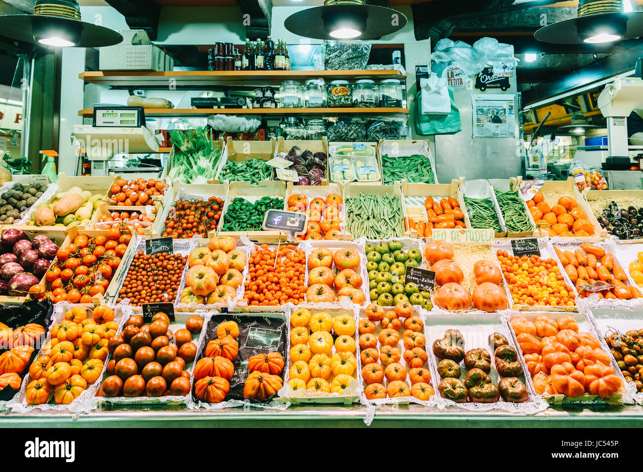 Barcelone, Espagne - 05 août 2016 : Les légumes frais en vente à Santa Catarina Marché de la ville de Barcelone. Banque D'Images