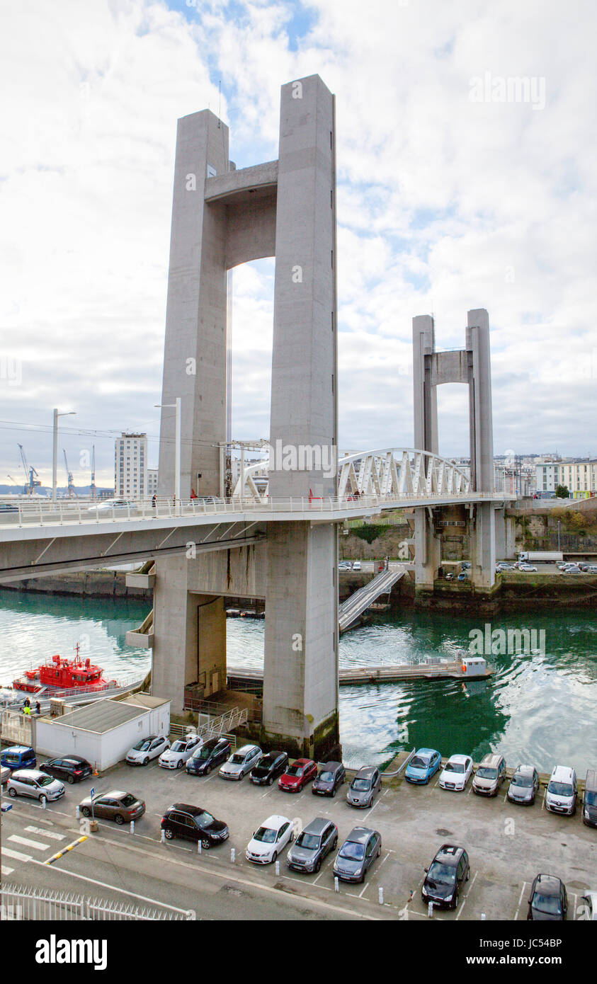 Pont de Recouvrance Brest est une ville de la FinistÃ dÃ©partement¨re en Bretagne, dans le nord-ouest de la France. Situé dans une position abritée non loin de la pointe ouest de la péninsule bretonne, et l'extrémité ouest de la France métropolitaine, Brest est un important port et le deuxième port militaire français après Toulon. Banque D'Images