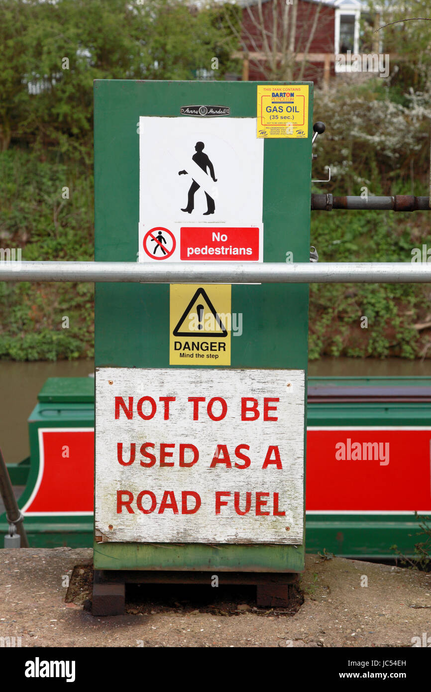 Un réservoir d'huile ou de gaz diesel rouge, disponible en tant que carburant pour les bateaux du canal mais pas à être utilisé comme carburant routier Banque D'Images