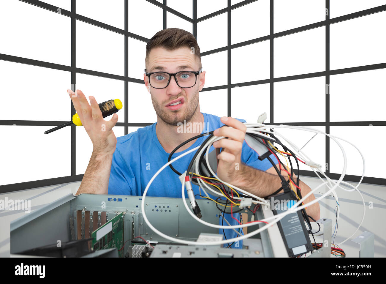 Image composite de portrait de jeune confus il professionnel avec le tournevis et les câbles à l'avant du cpu ouvert Banque D'Images