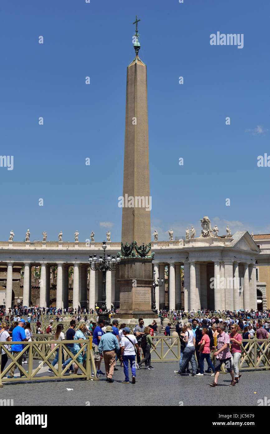 Obélisque égyptien de Caligula au milieu de la Place Saint Pierre, Vatican, Rome Photo Stock Alamy