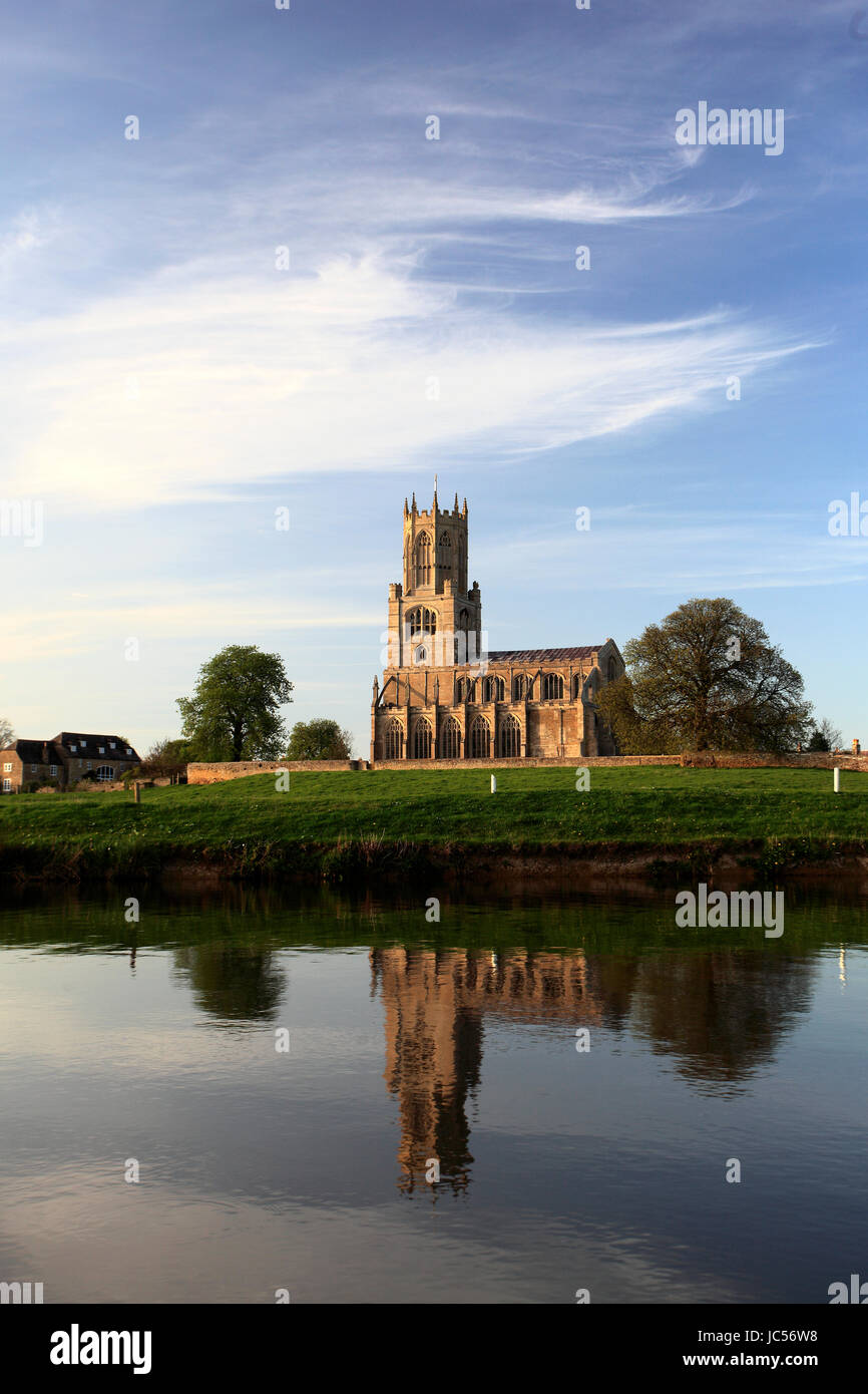 L'automne, St Mary and All Saints Church, de la rivière Nene, village Fotheringhay, Northamptonshire, Angleterre, Grande-Bretagne, Royaume-Uni Banque D'Images