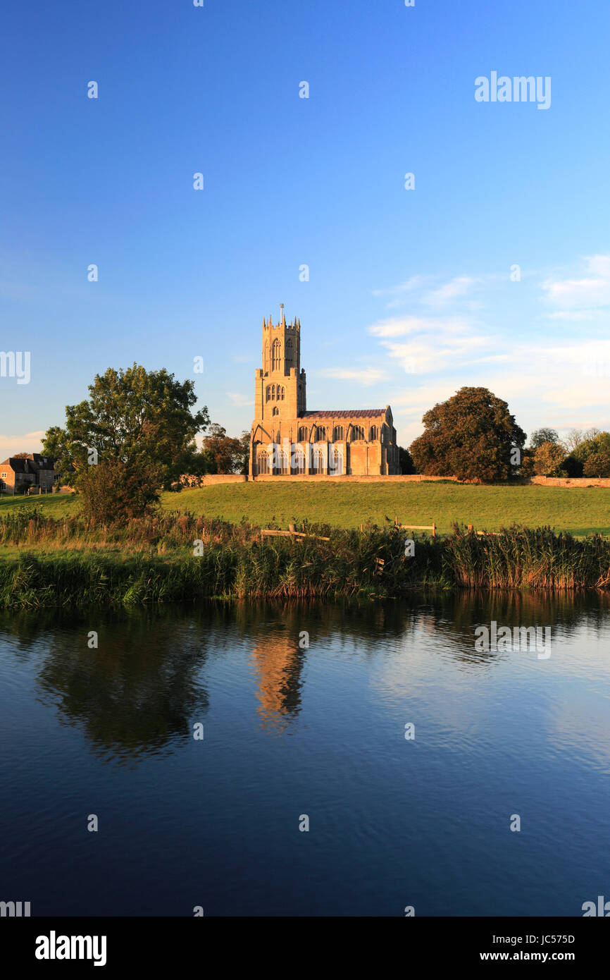 L'automne, St Mary and All Saints Church, de la rivière Nene, village Fotheringhay, Northamptonshire, Angleterre, Grande-Bretagne, Royaume-Uni Banque D'Images