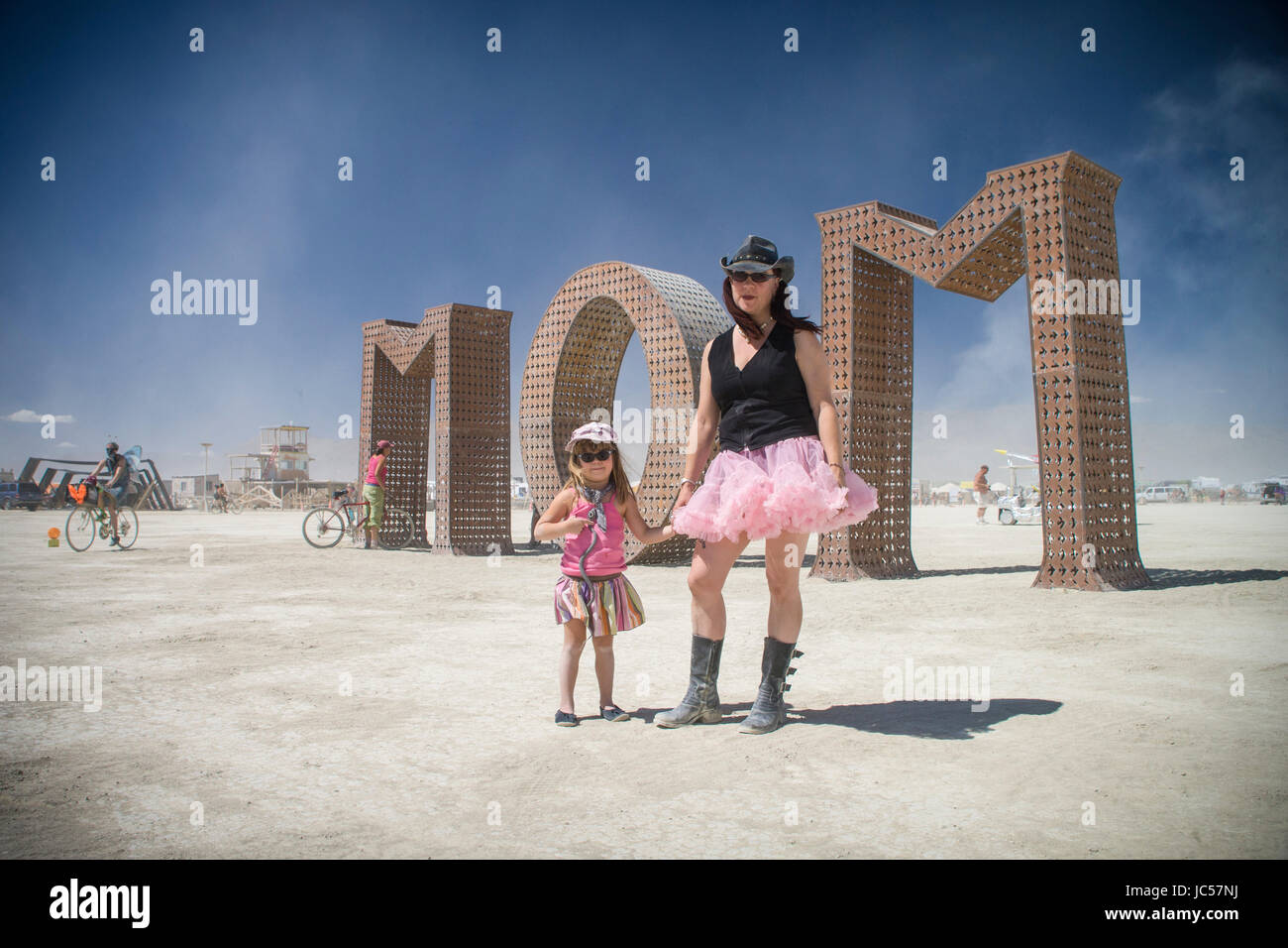 La mère et la fille en face de maman l'art à Burning Man Banque D'Images