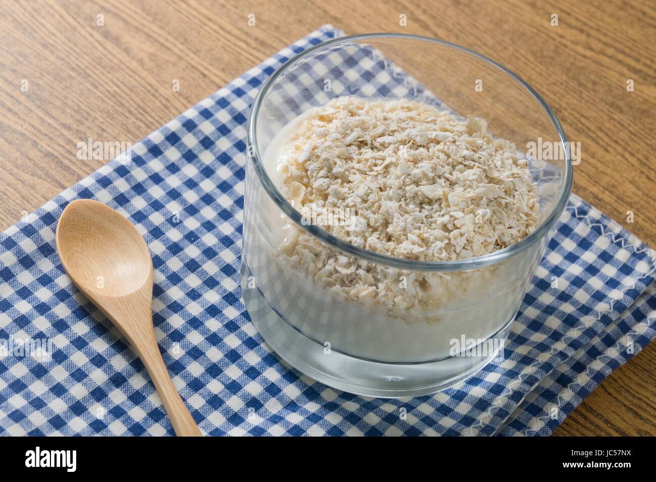 Tasse de yogourt maison Avoine Porridge avec garniture, du point de vue nutritionnel riche en protéines, calcium, riboflavine, vitamine B6 et vitamine B12. Banque D'Images