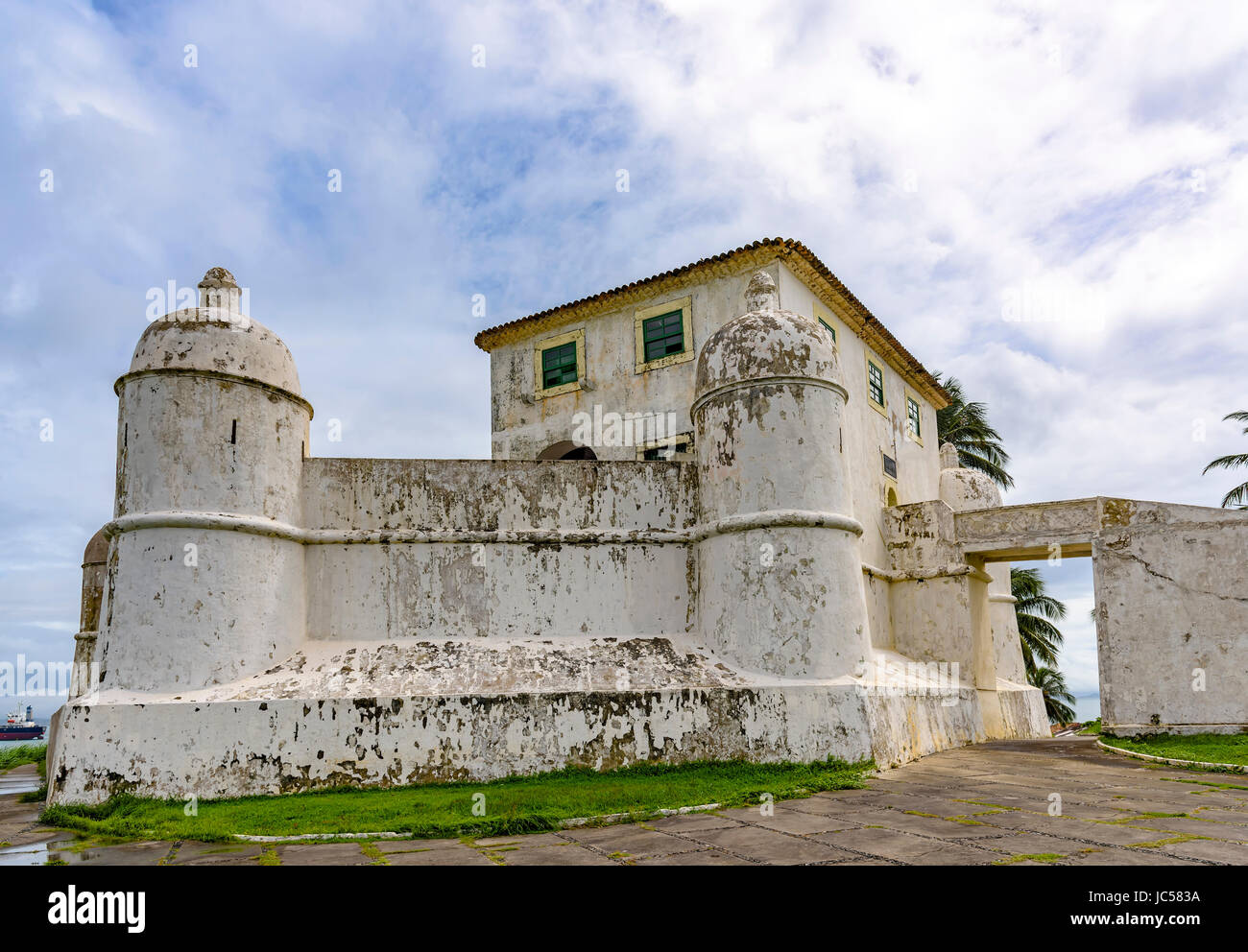 Vieux et Monte Serrat coloniale historique forteresse dans la ville de Salvador, Bahia, Brésil Banque D'Images