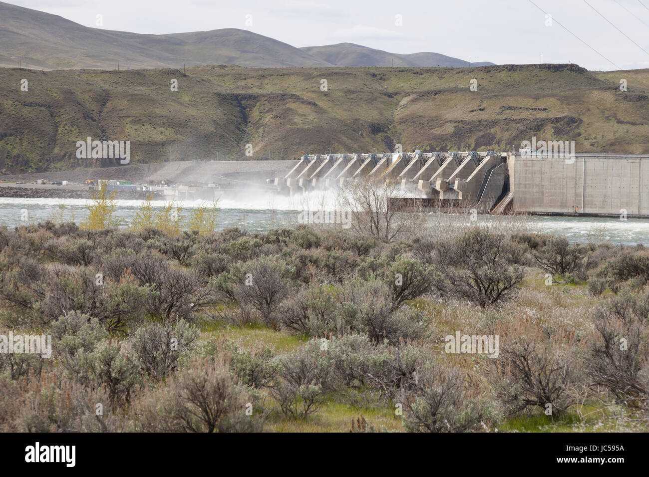 Grant County, Washington : libération de l'eau au-dessus du déversoir du barrage de Wanapum dans le fleuve Columbia après de fortes pluies du printemps. Banque D'Images