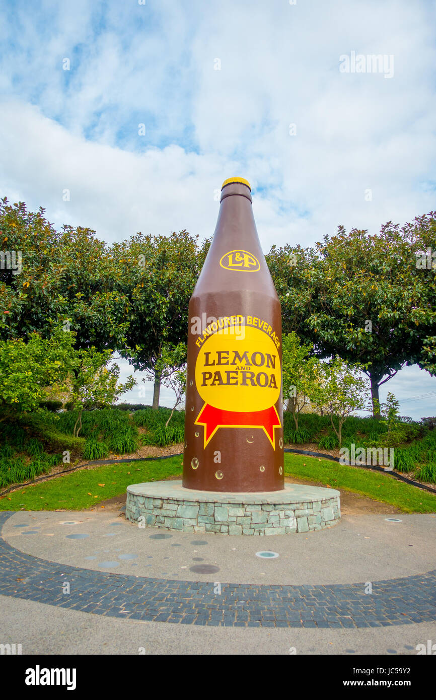 L'ÎLE DU NORD, Nouvelle-zélande - 16 MAI 2017 : Citron et paeroa flacon géant sculpture, la Nouvelle-Zélande. Banque D'Images
