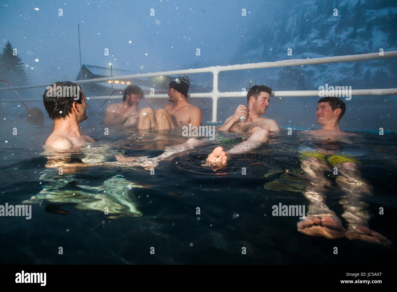 Les amis faire tremper dans le Ouray Hot Springs à Ouray, Colorado après une journée à l'Ice Park. Banque D'Images