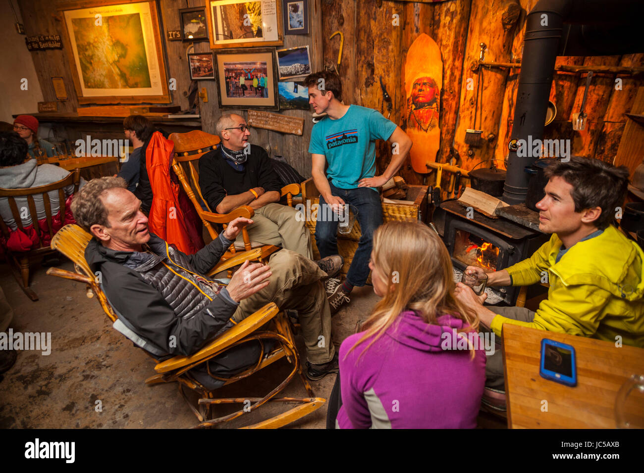 Les grimpeurs boire de la bière et de socialiser dans la brasserie maison Ourayle (M. Grumpy Pants) après une journée à l'Ice Park à Ouray, Colorado. Banque D'Images