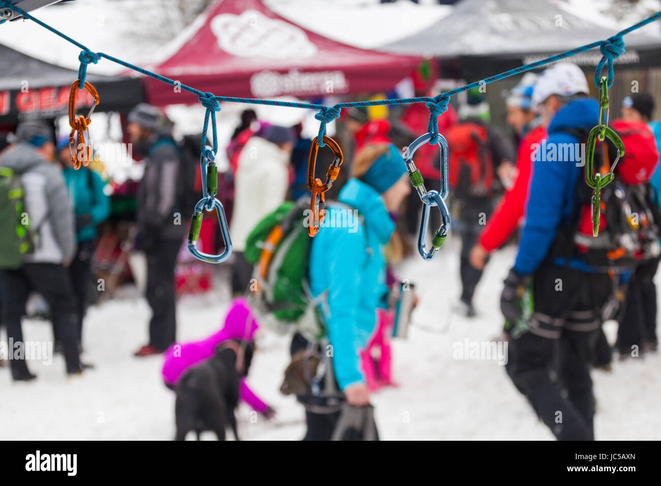 Mousquetons dangle à partir d'un stand à l'engrenage Ouray Ice Festival expo, à l'Ice Park à Ouray, Colorado. Banque D'Images
