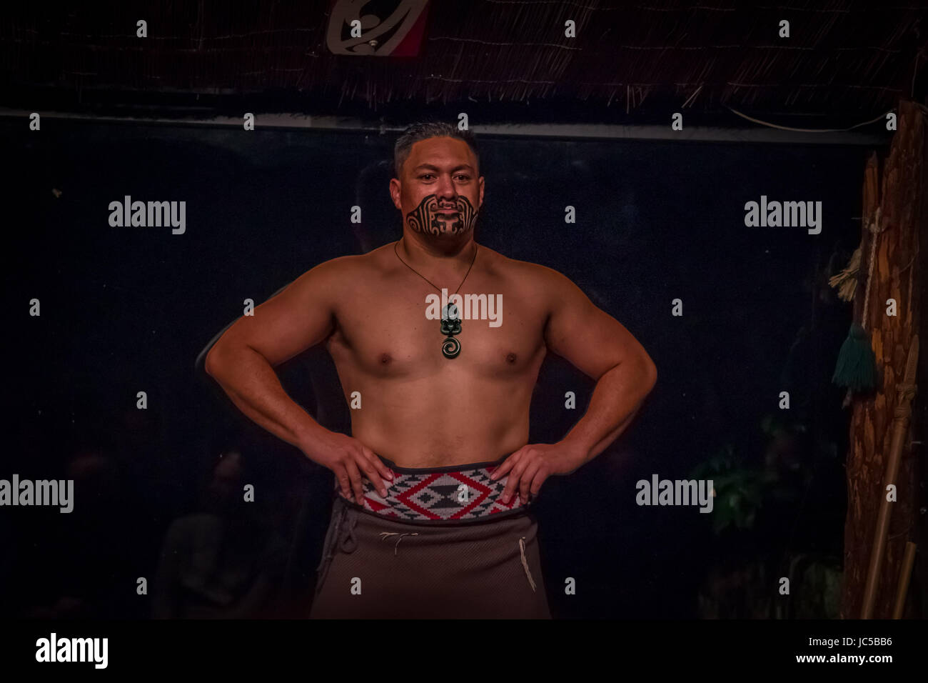 L'ÎLE DU NORD, Nouvelle-zélande - 17 MAI 2017 : Musculous Tamaki Maori homme avec main tatouée traditionnellement face et en costume traditionnel à la culture maorie, Tamaki Banque D'Images