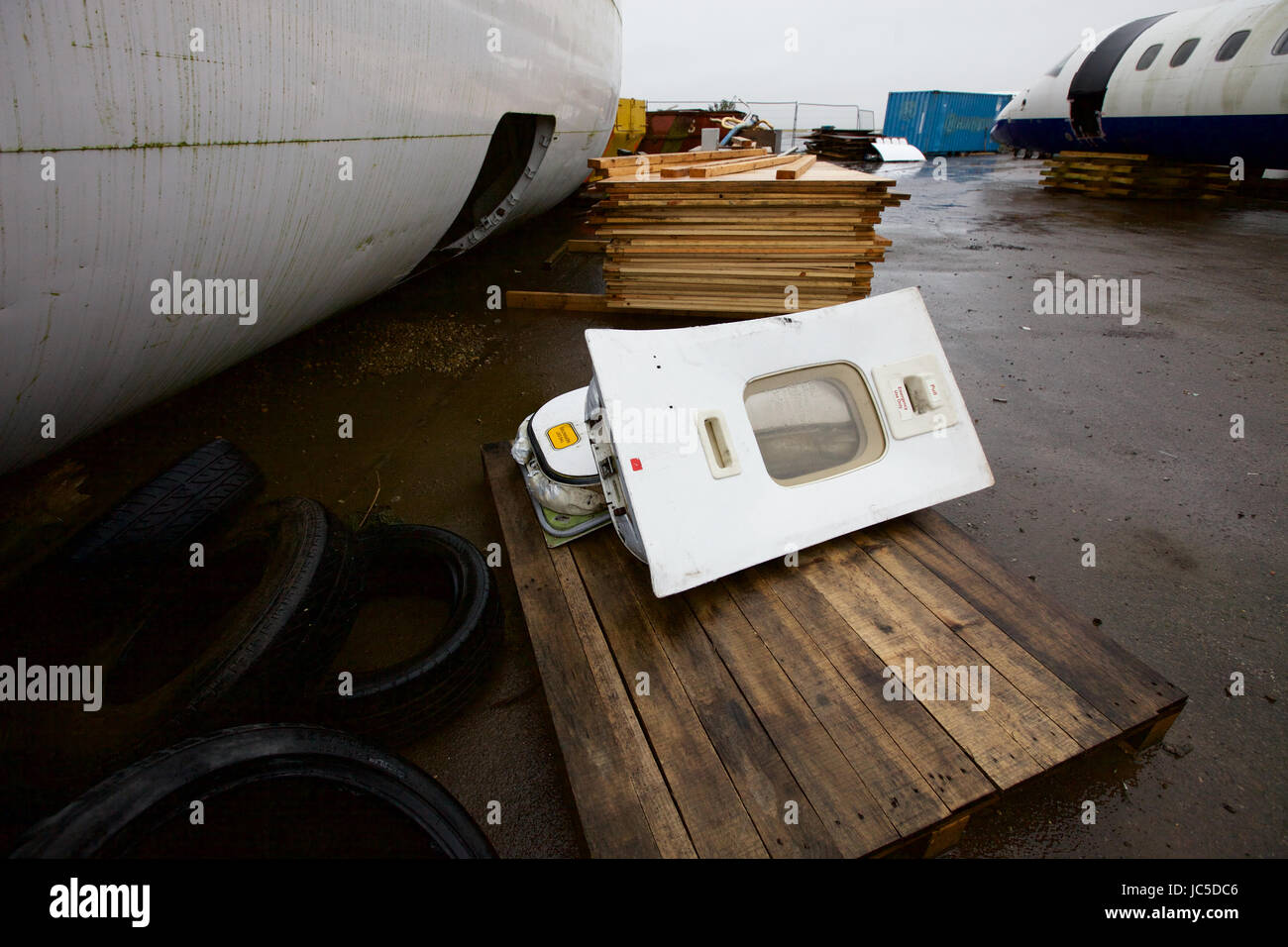 Lorsqu'un aéronef de passagers aller à mourir. Il y a un étonnant marché pour les vieilles portes de l'avion, de sorte qu'ils sont enlevés et empilés Banque D'Images