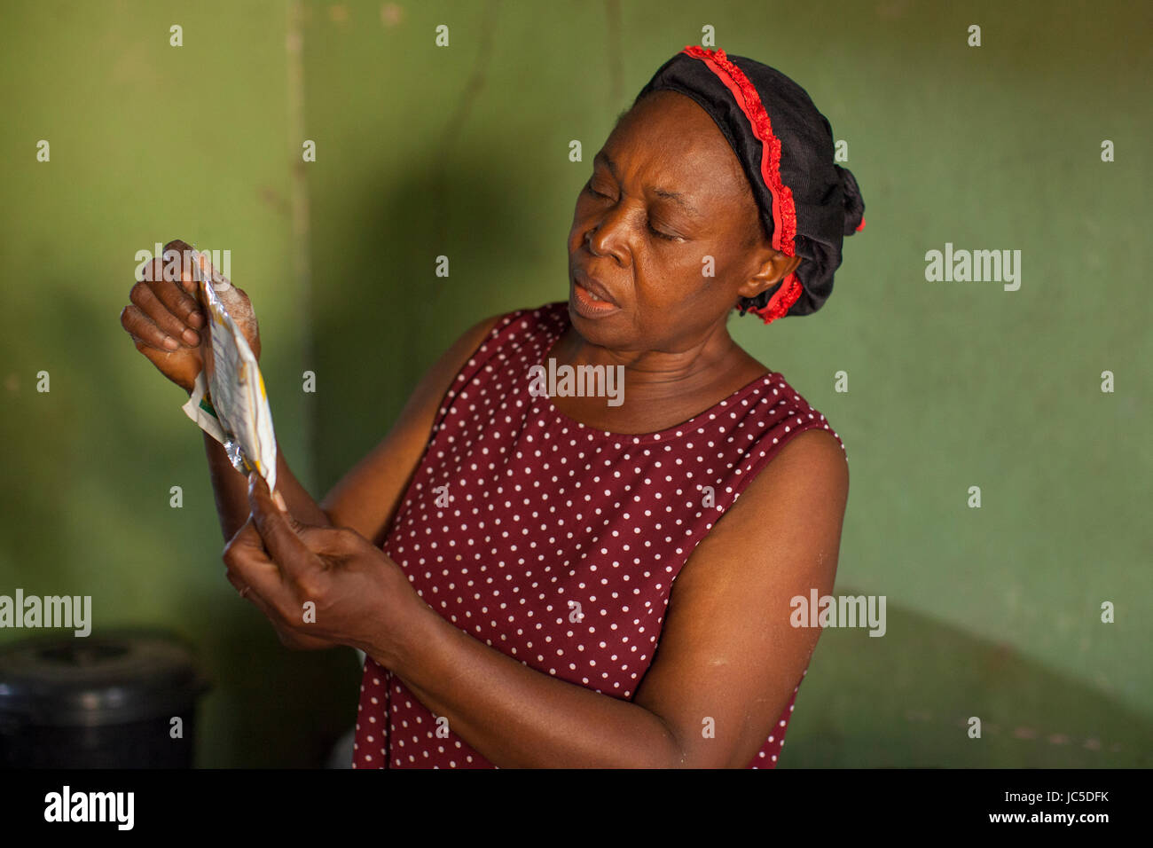 Une femme éleveur de volailles, le Nigeria, l'Afrique Banque D'Images