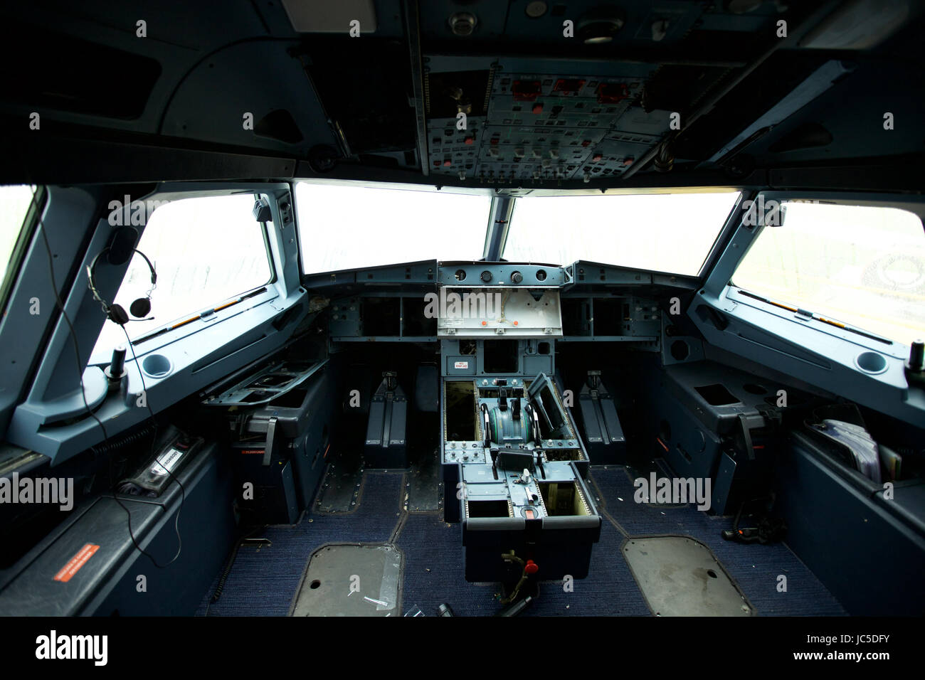 Lorsqu'un aéronef de passagers aller à mourir. L'intérieur du cockpit dépouillé d'un vieux avions de transport de passagers de l'air à l'Aéroport International de récupération, Cotswold Banque D'Images