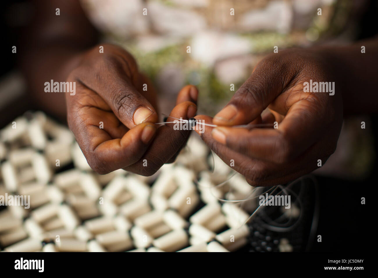 Fils d'une femme pour faire des bijoux en perles, le Nigeria, l'Afrique Banque D'Images