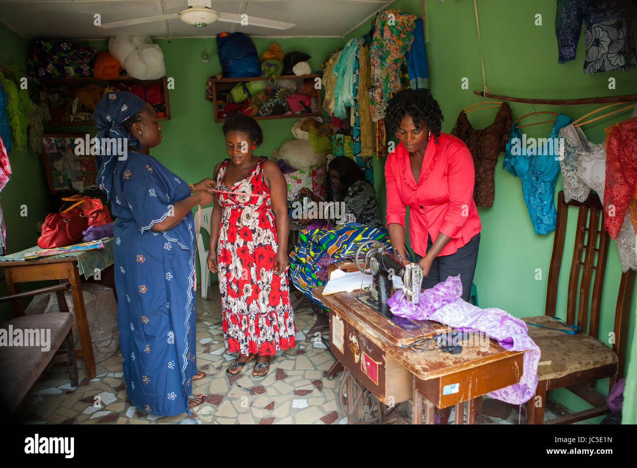 Un tailleur mesure jusqu'à un client pour une nouvelle robe, le Nigeria, l'Afrique Banque D'Images