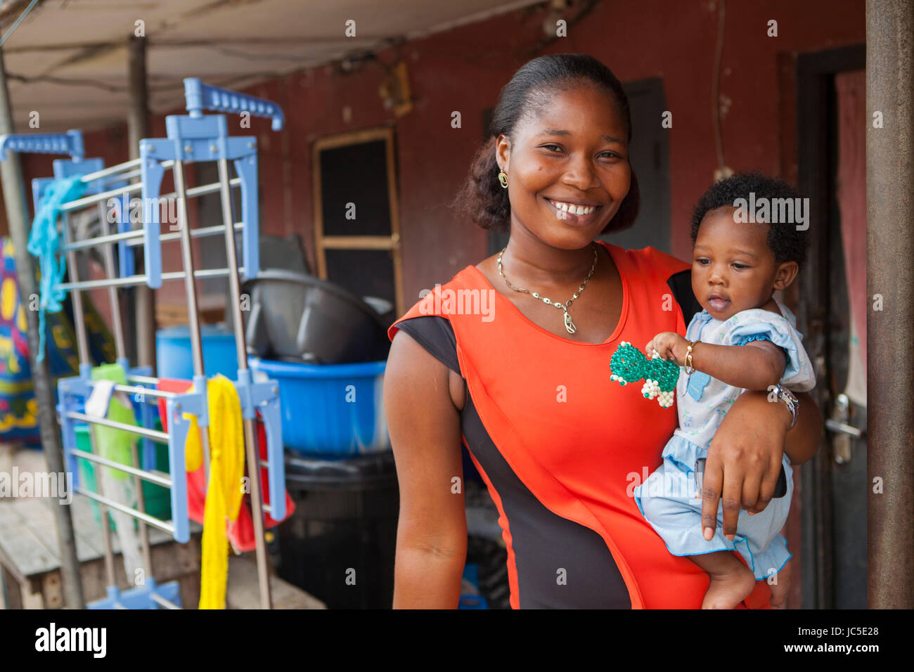 Une femme tenant un enfant, le Nigeria, l'Afrique Banque D'Images