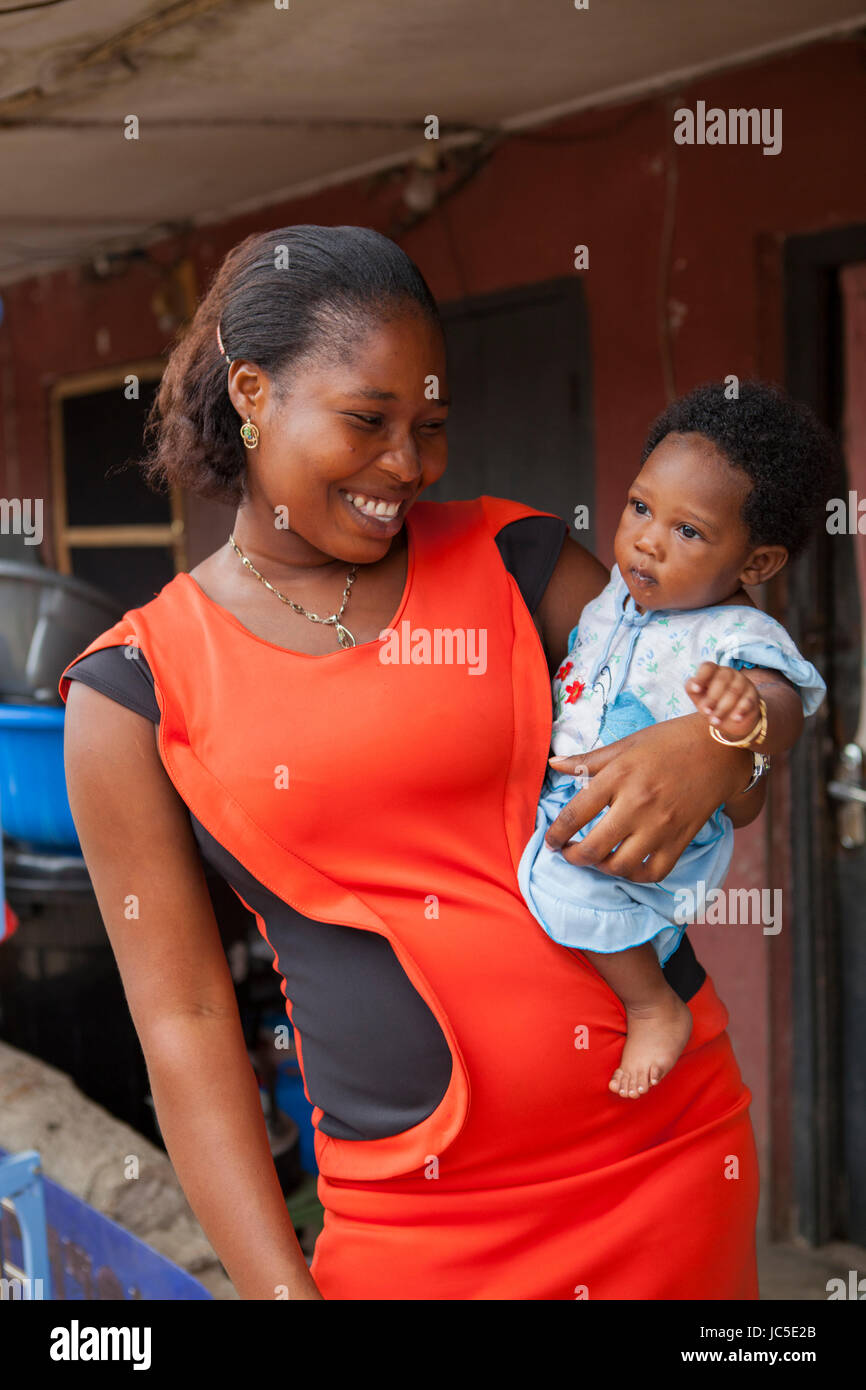 Une femme tenant un enfant, le Nigeria, l'Afrique Banque D'Images