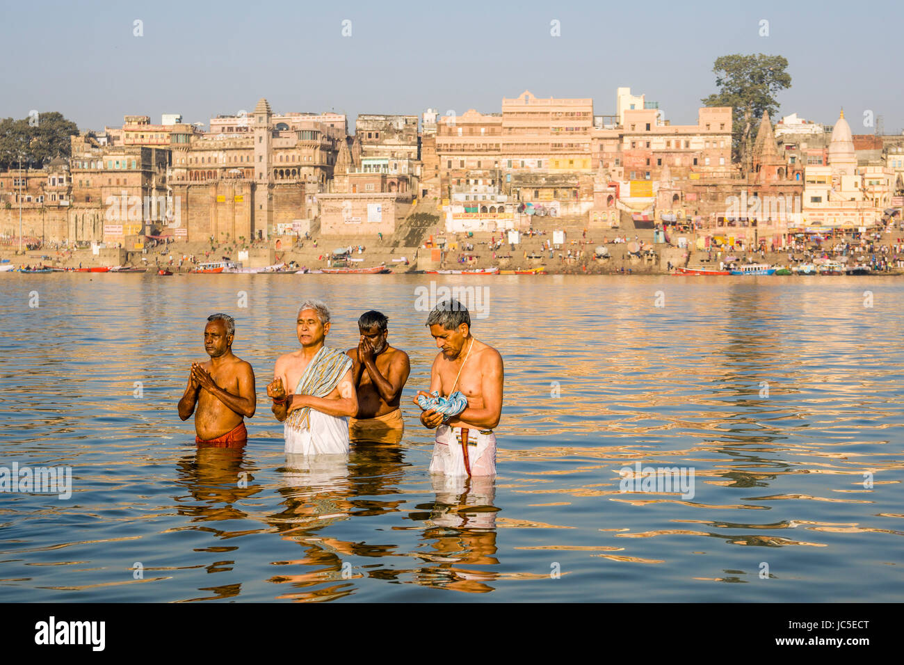 Les pèlerins sont en baignoire et prier sur les bancs de sable, à la sainte gange, panorama de ghat dashashwamedh, main Ghat, dans la distance Banque D'Images