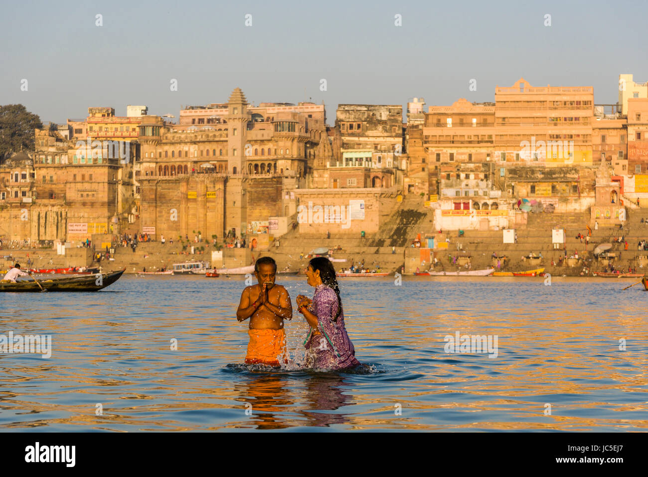 Les pèlerins sont en baignoire et prier sur les bancs de sable, à la sainte gange, panorama de Ghat Dashashwamedh, Main Ghat, dans la distance Banque D'Images