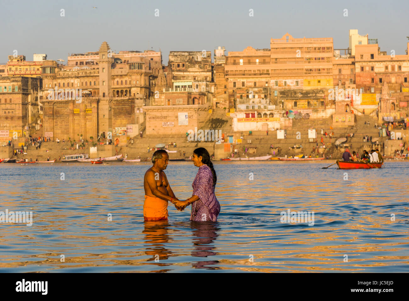 Les pèlerins sont en baignoire et prier sur les bancs de sable, à la sainte gange, panorama de Ghat Dashashwamedh, Main Ghat, dans la distance Banque D'Images