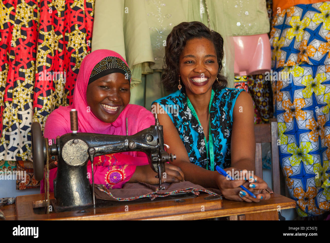 Une petite entreprise sur mesure féminine avec un étudiant, la Tanzanie, l'Afrique. Banque D'Images