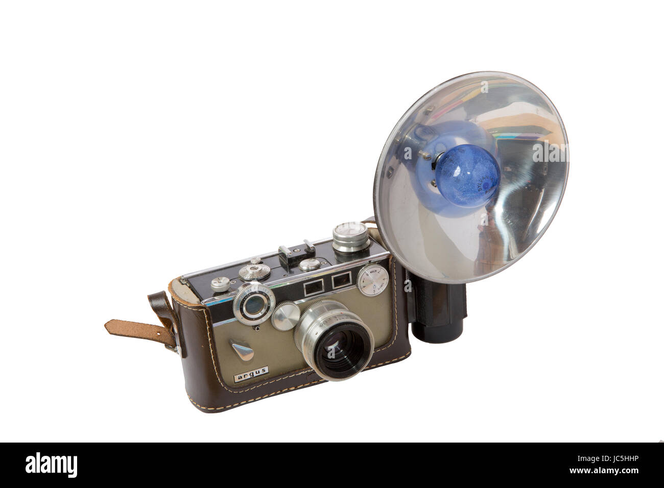 1958-1966 Un Argus C-3-matic 35mm appareil photo avec un flash bleu Sylvania ampoule réflecteur-et la conception de l'appareil photo est attribuée à Gustave Fassin. Banque D'Images