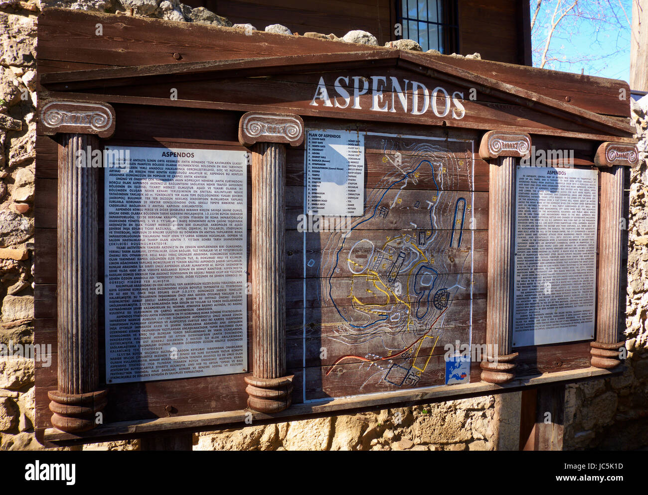 Panneau d'information de l'ancien théâtre romain d'Aspendos. La côte méditerranéenne, à Antalya, Turquie. Banque D'Images