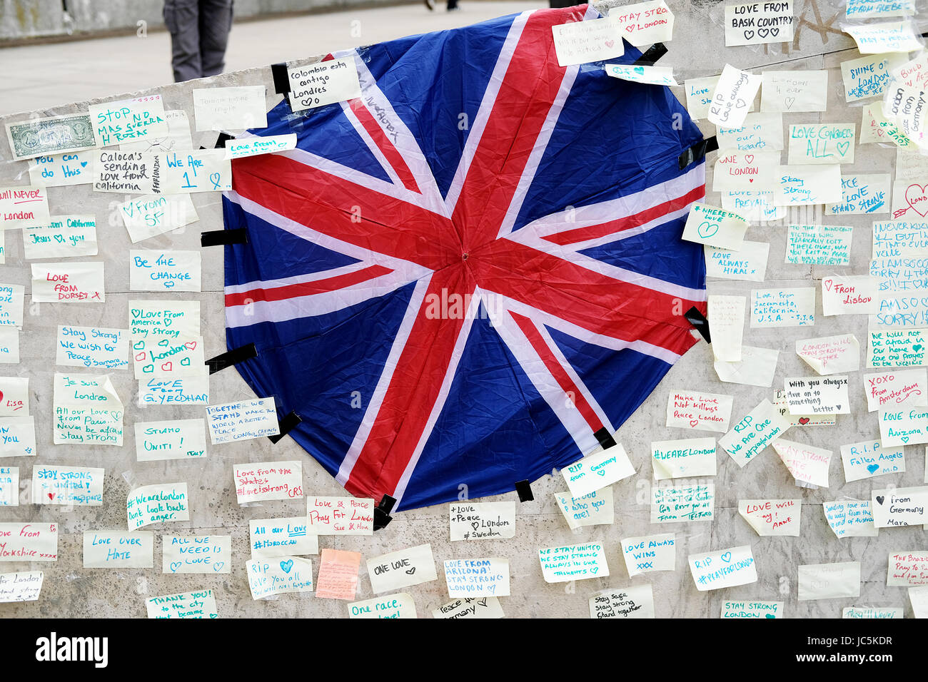 Tributs floraux & messages placés en mémoire de ceux qui ont été tués ou blessés par les attaques terroristes sur London Bridge et Borough Market, London. Banque D'Images