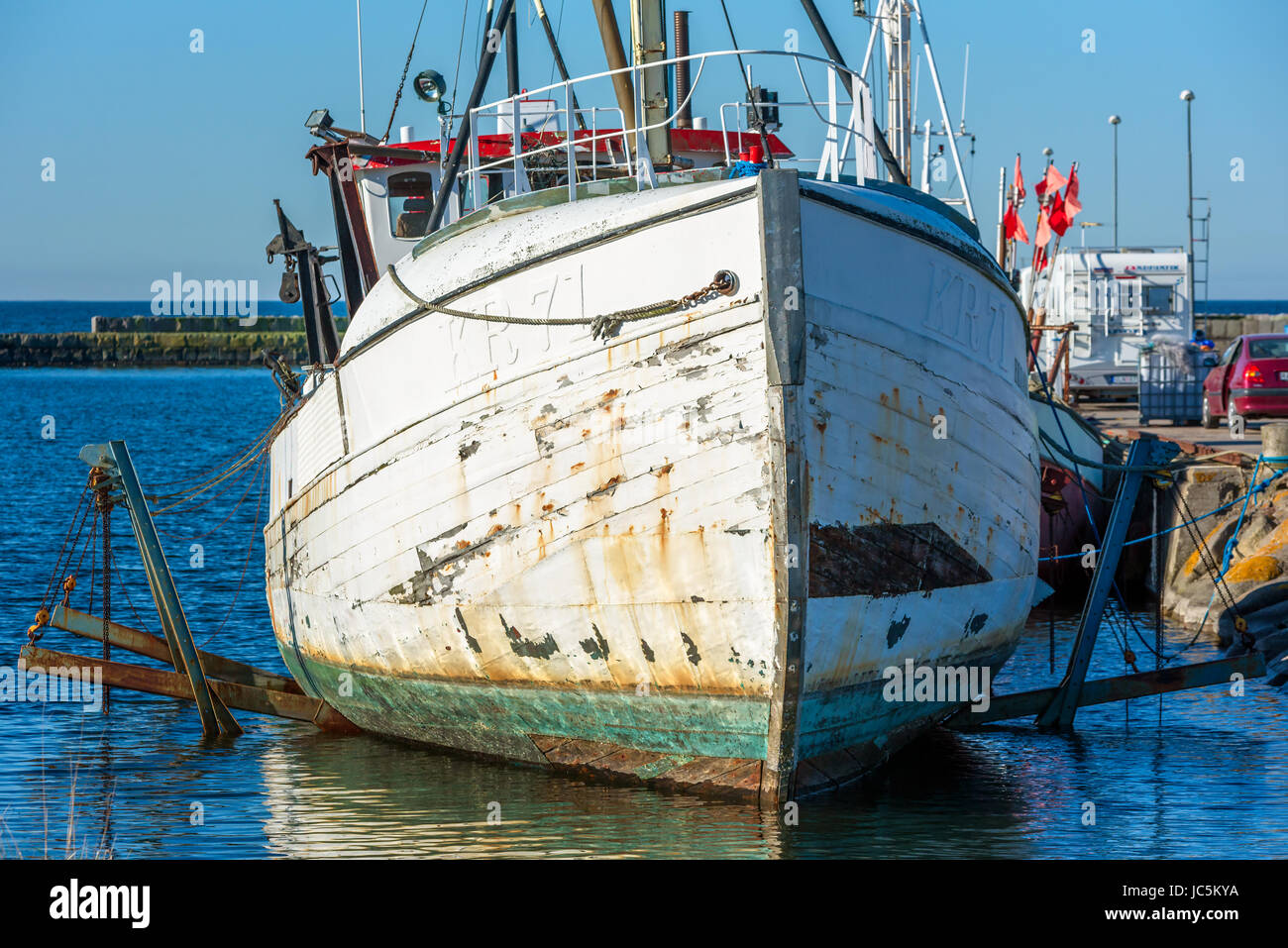 Gronhogen Oland, Sweden - 28 mai 2017 : l'environnement documentaire. Gros plan du bateau de pêche à mi-hauteur de la quille une rampe de lancement à marina pour les réparations ou ami Banque D'Images