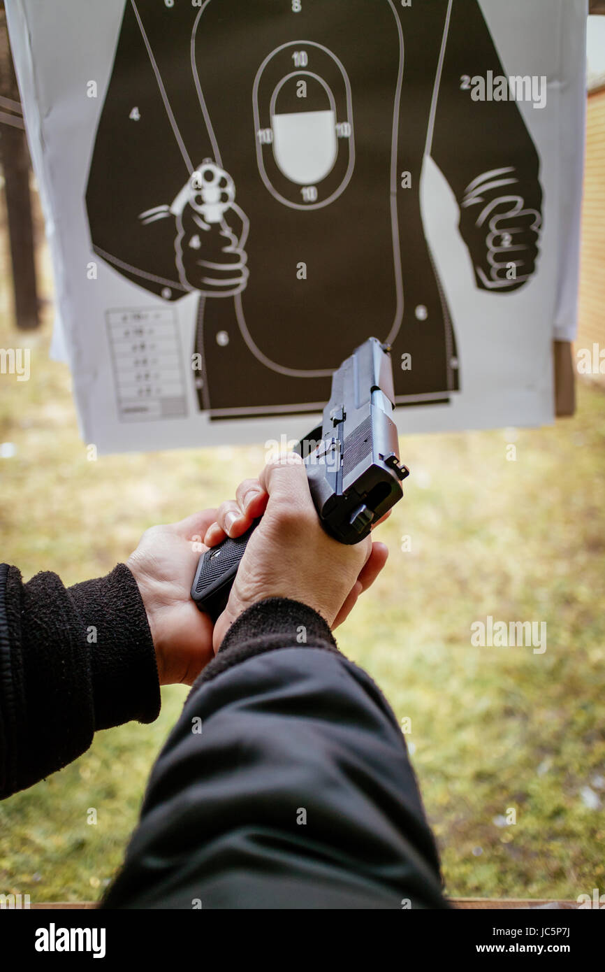 Close-up of a man hands holding et des armes à feu dans le magasin de chargement au pistolet de tir. Banque D'Images