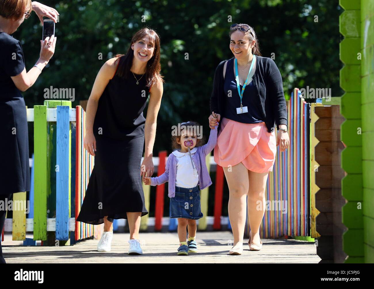 Samantha Cameron promenades avec 2 ans Julieta Vieira et sa mère Andreia (à droite) après avoir accueilli un café matin pour célébrer l'œuvre de charité pour enfants et les services qu'ils offrent aux enfants handicapés, les jeunes et leurs familles, à l'aire de Hackney à Londres. Banque D'Images