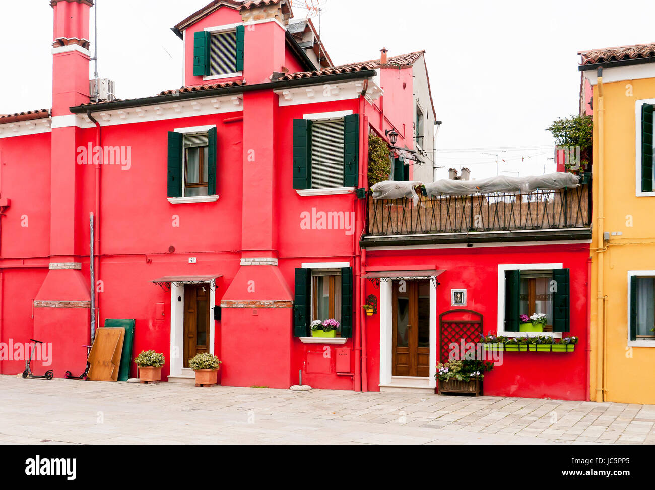 Maisons colorées et des boutiques sur l'île de Burano, dans la lagune de Venise Banque D'Images