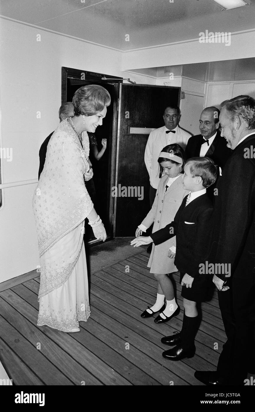 La Famille princière monégasque assister à une soirée organisée par la Bégum Aga Khan Parveen Om (Yvette Labrousse) : La Princesse Caroline de Monaco et le Prince Albert de Monaco saluant la Begum Aga Khan Parveen Om. c.1965 Photo Michael Holtz Banque D'Images