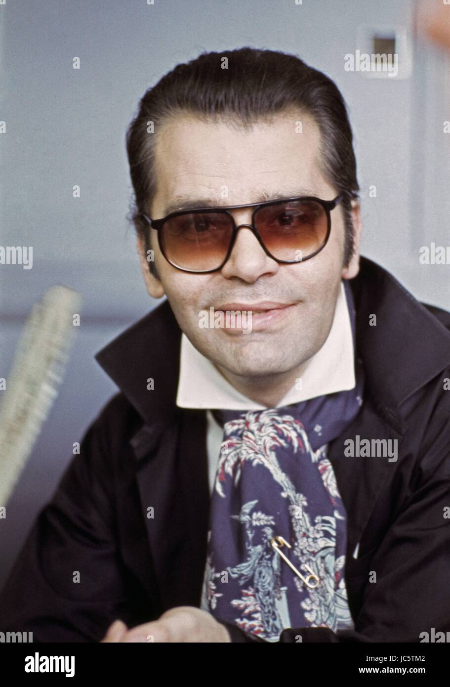 Le créateur de mode Karl Lagerfeld au Japon en 1977. Photo Michael Holtz  Photo Stock - Alamy