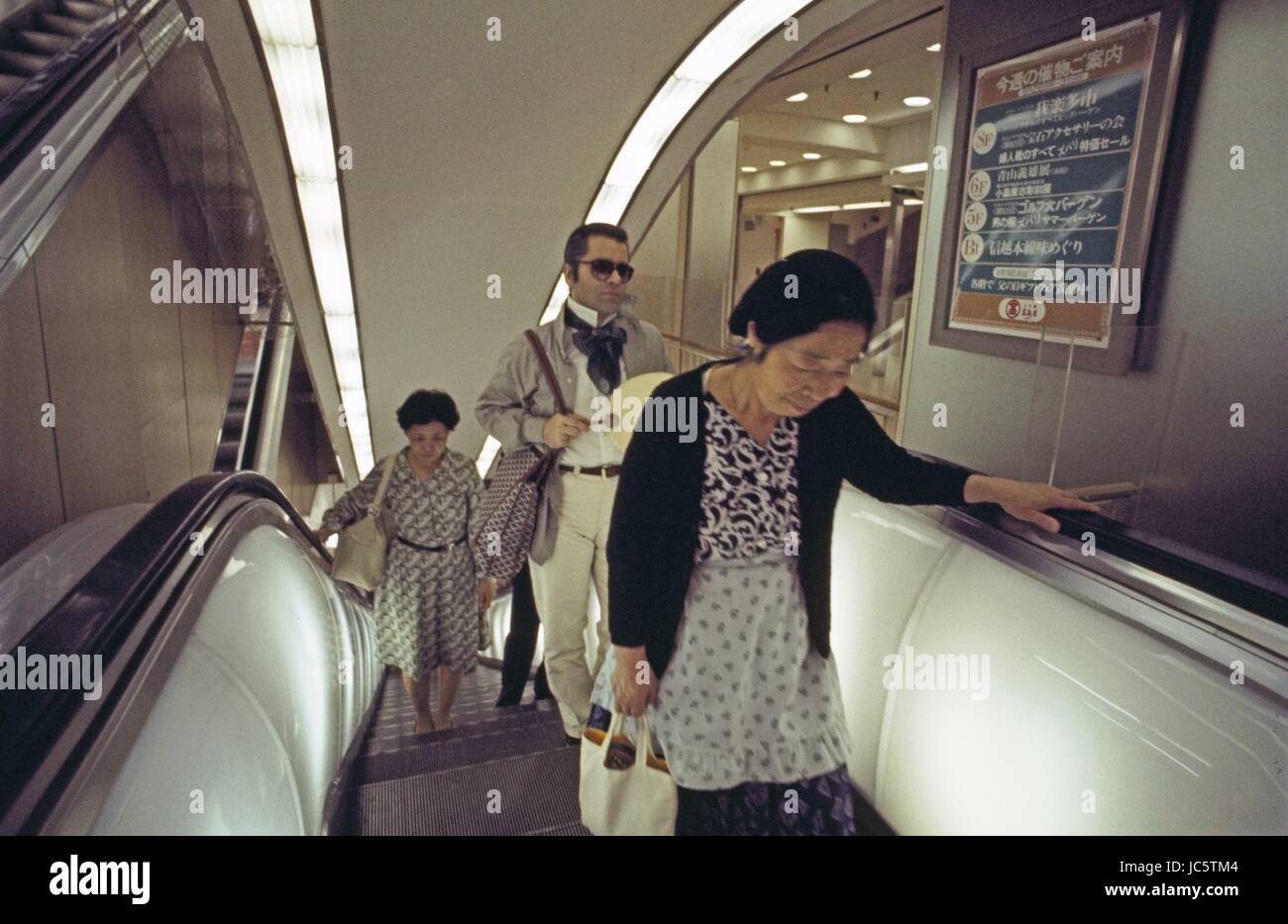 Le créateur de mode Karl Lagerfeld au Japon en 1977. Photo Michael Holtz Banque D'Images