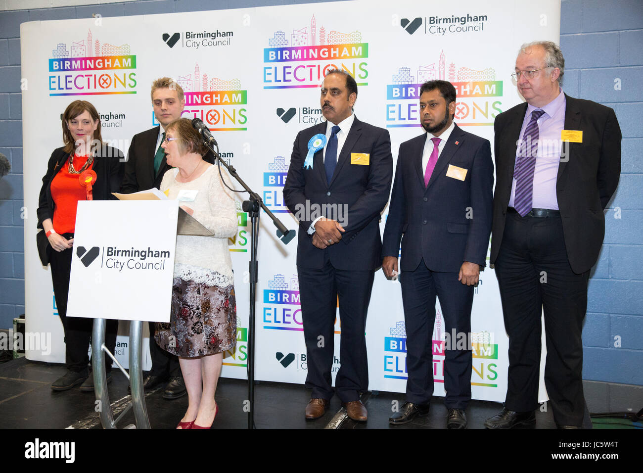 L'annonce de Jess Phillips (à gauche) comme Birmingham Yardley MP lors de l'élection générale 2017 Résultats Banque D'Images