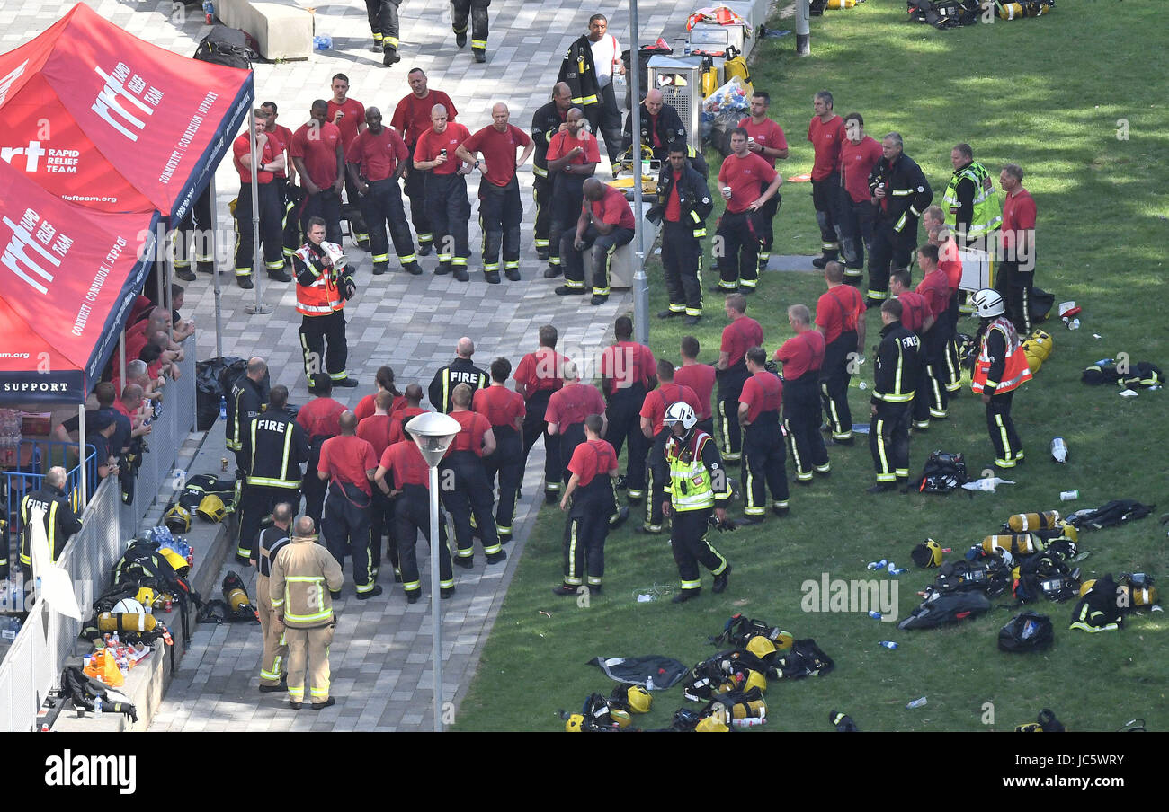 Les services d'urgence près de la scène après un incendie a ravagé les 24 étages de la tour de Grenfell, dans l'ouest de Londres. Banque D'Images