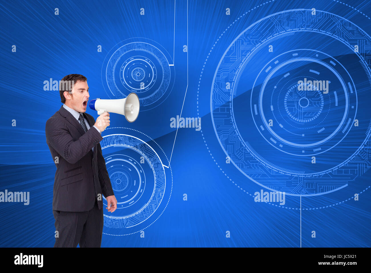 Image composite de l'homme permanent crier à travers un mégaphone contre white Banque D'Images