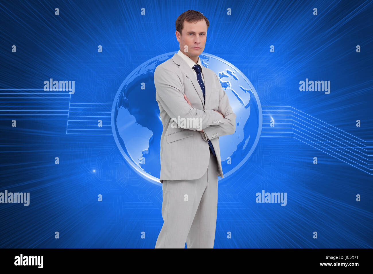 Composite image of businessman standing avec ses bras croisés Banque D'Images