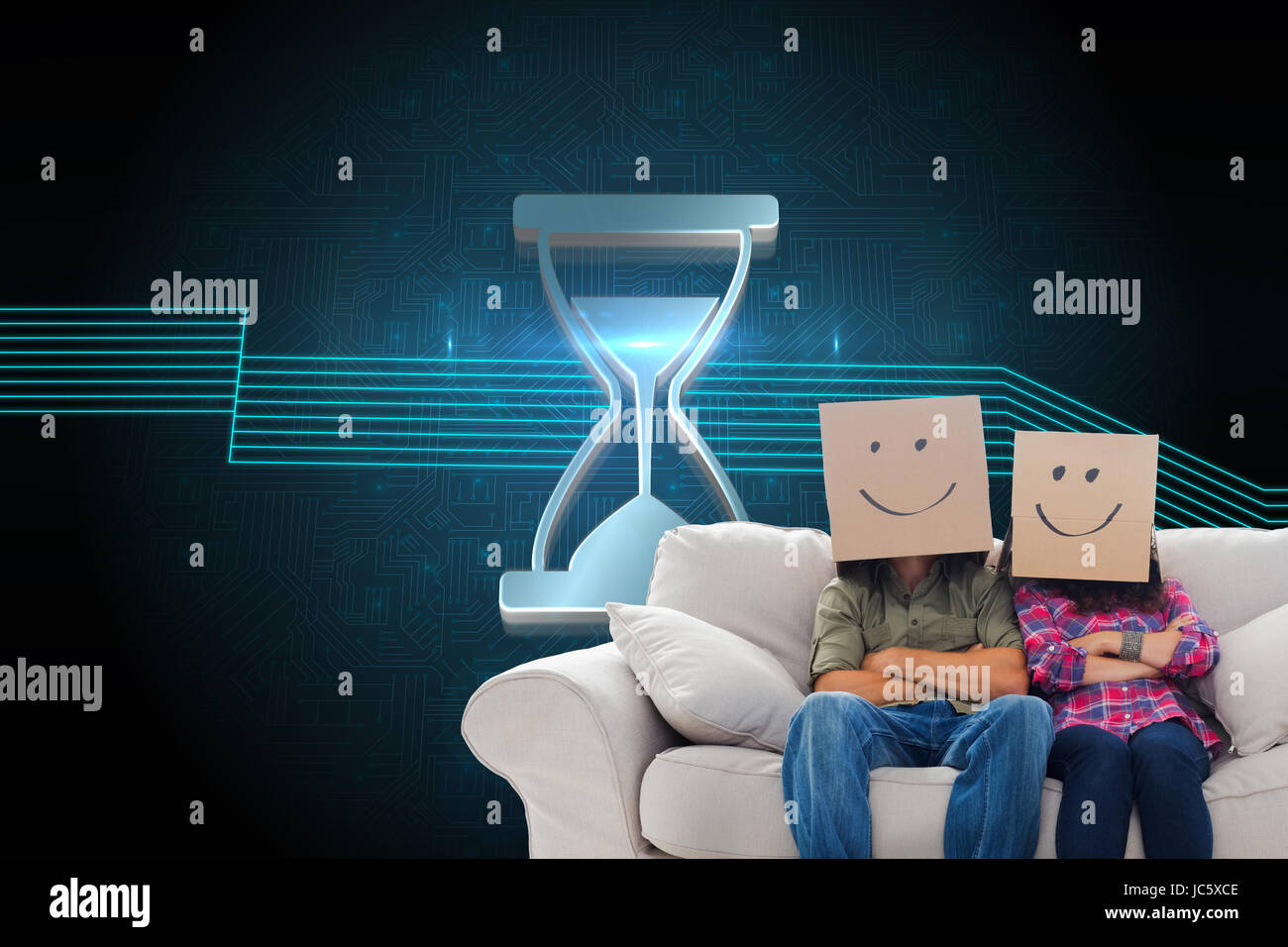 Image composite de silly employés avec bras croisés portant sur leurs têtes des boîtes avec des smileys sur un canapé Banque D'Images
