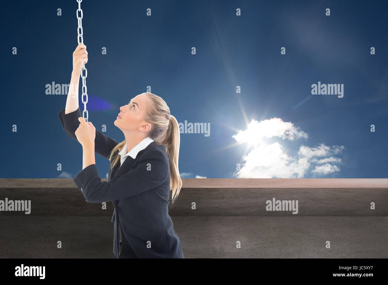 Image composite de blond businesswoman pulling une chaîne Banque D'Images
