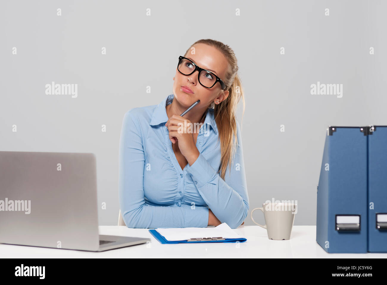 Thoughtful businesswoman sitting at office Banque D'Images