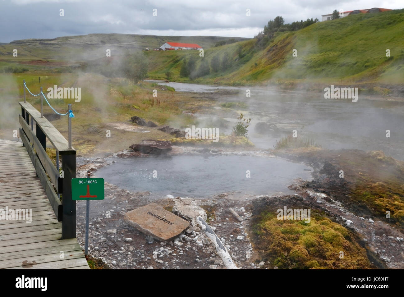 Vue sur le Secret Lagoon. L'Islande est plus vieille piscine, Islande, montrant la vapeur de hot springs Banque D'Images