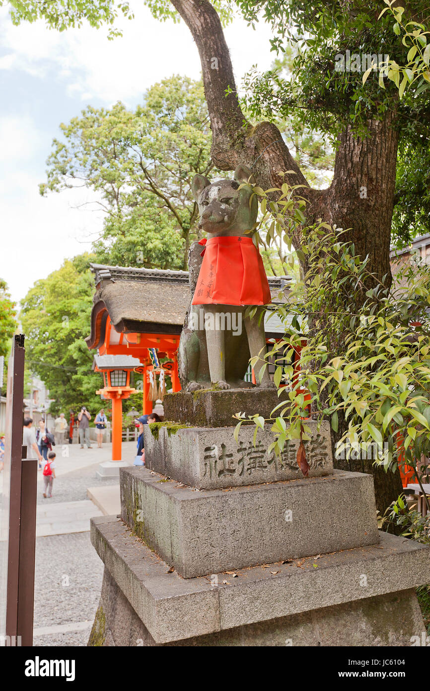 Statue de kitsune au Sanctuaire Shinto Fushimi Inari Taisha à Kyoto, au Japon. Kitsune est un fox shapeshifter et un serviteur de la déesse Inari Banque D'Images