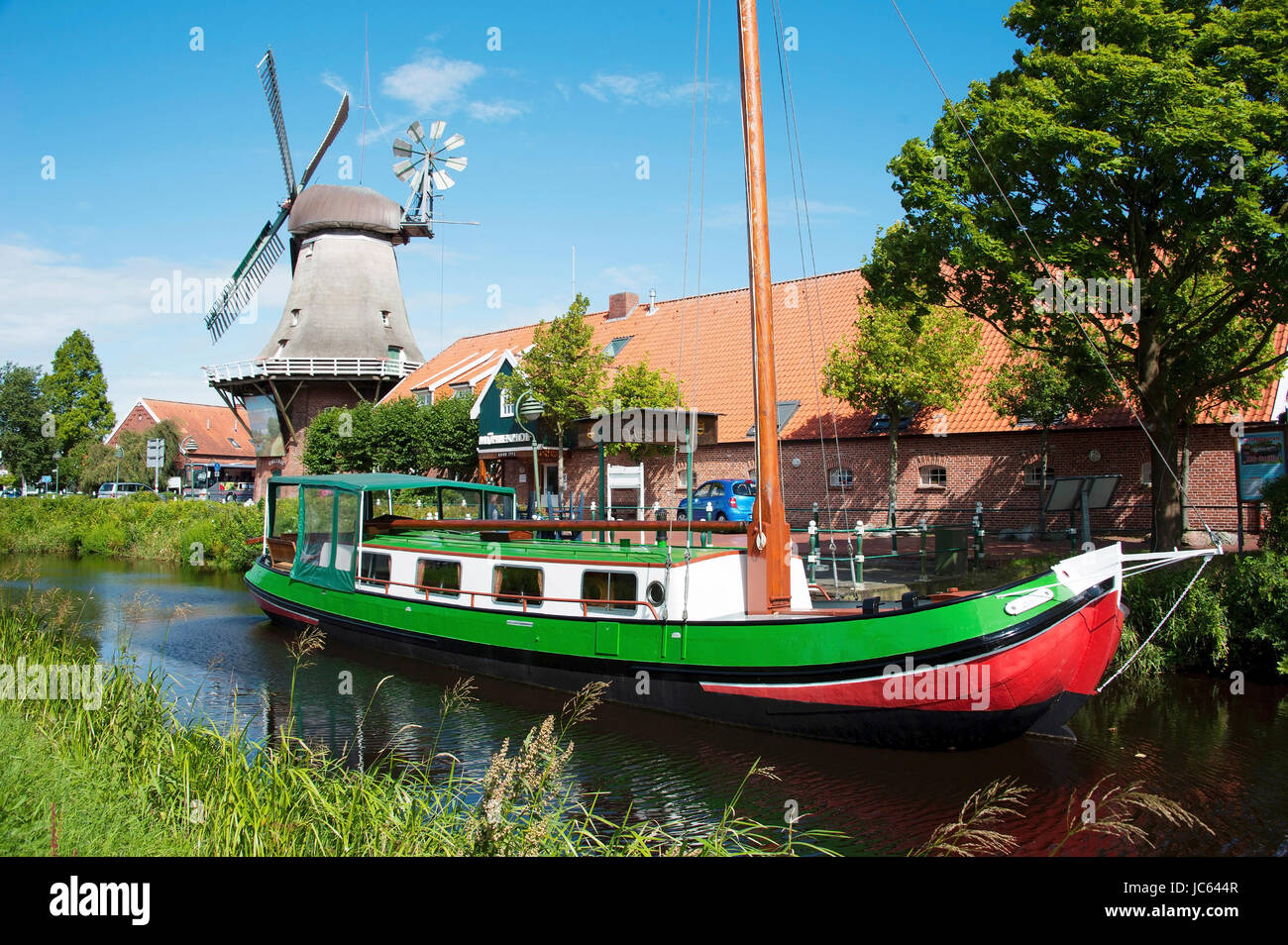Mill et de bateau, Ostgrossefehn, Basse-Saxe, Allemagne / mill, moulin, moulin, galerie Dutchman, Antje, Toerffmutje Grossefehnkanal ,,, Muehle und Sc Banque D'Images